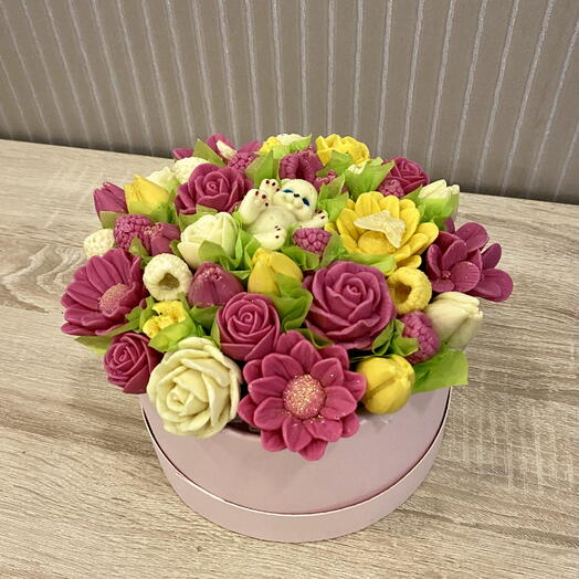 Букет из шоколадных цветов  с мишекой в шляпной коробке