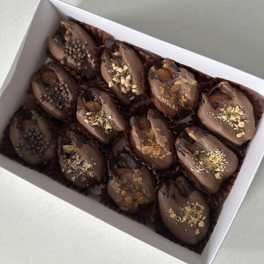Финики в бельгийском шоколаде с орехами 12 штук