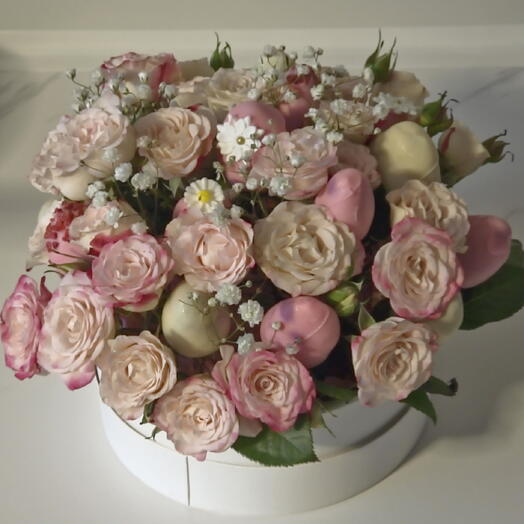 Композиция из клубники в шоколаде и кустовых роз в шляпной коробке "Нежная симфония"