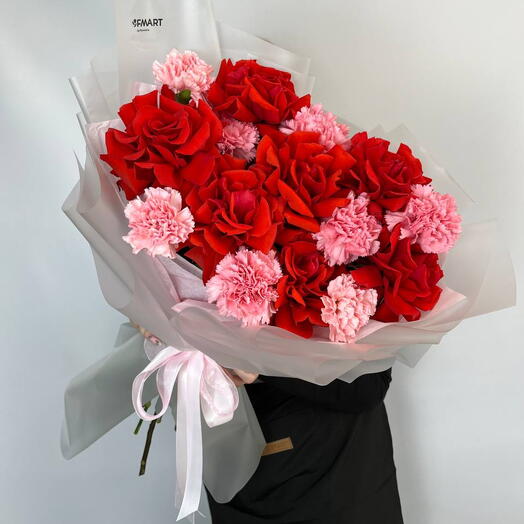 Стильный букет ярких французскихш роз и диантусов💕