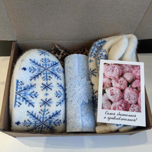 Набор зимний: варежки, носочки и свеча