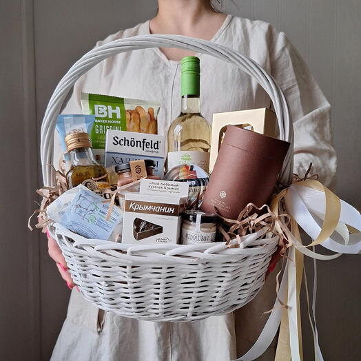 Большая песочно-голубая корзина с белым вином. Сыр, конфеты, масло, мед, чай, паштет, палочки и вино