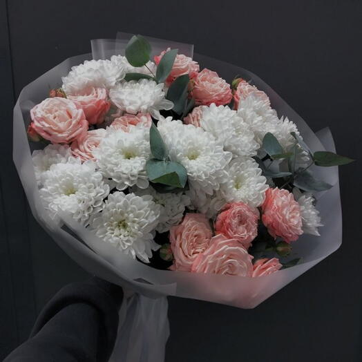 Букет из кустовой розы и хризантемы