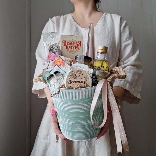 Мятное ведерко с вкусностями. Сыр, масло, шоколад, паштет, мед, свеча, печенье, риет и колбаса