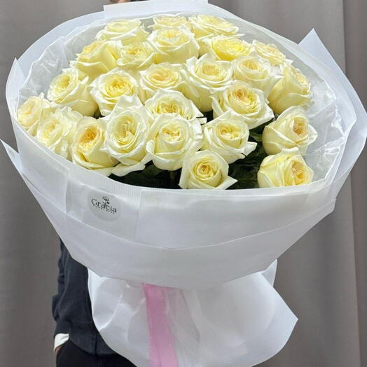 Аппақ пион тәрізді раушан гүлдерінен жасалған букет