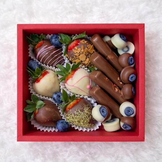 Клубника и голубика в шоколаде и шоколадные палочки с орехами