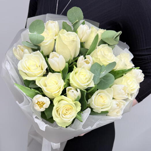 Букет белые тюльпаны и белые розы Кения