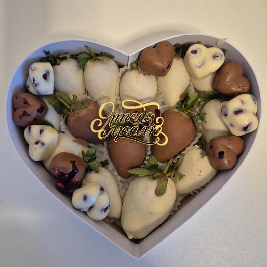 Набор из клубники в шоколаде и конфет "Я тебя люблю"