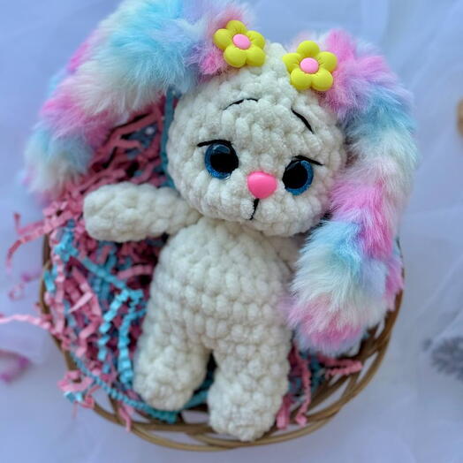 Плюшевый заяц ручной работы с нежными ушками. Сделан из мягкой плюшевой пряжи. Идеальный уютный подарок для детей и взрослых