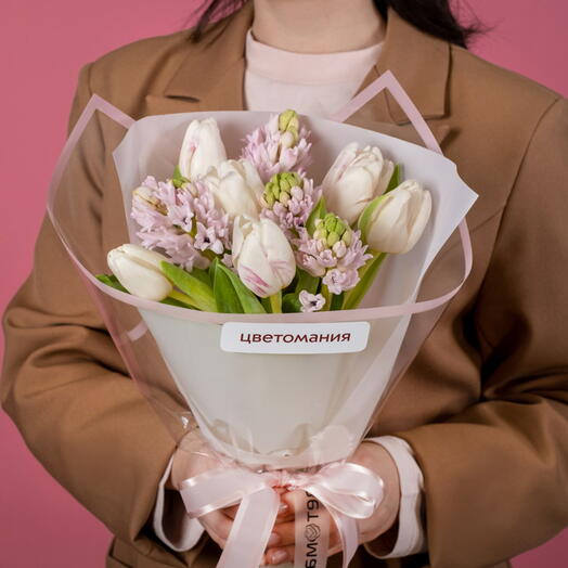 Букет из розовых тюльпанов и гиацинтов