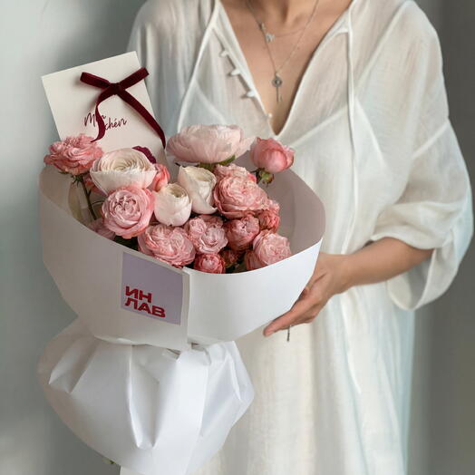 Букет с кустовой и ранункулусами