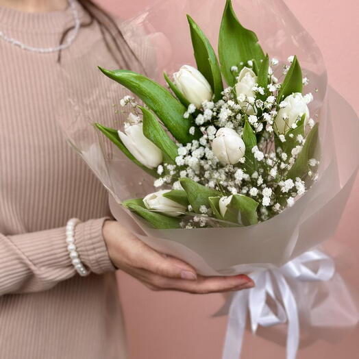 Милый букет из 7 белых тюльпанов и гипсофилы