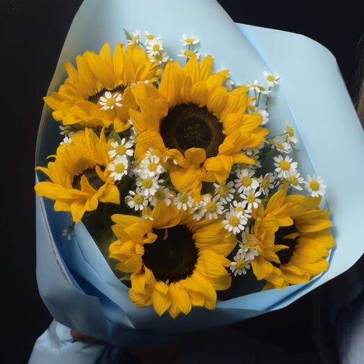 ️ ️ Букет соняшників і ромашок у блакитній обгортці