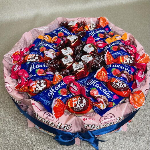 Сладкая композиция-тортик из конфет, суфле и пирожных Choco Pie