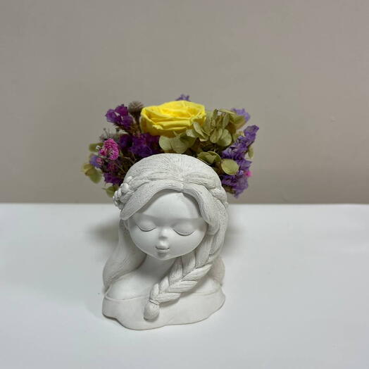 Девушка с корзинкой сухоцветов