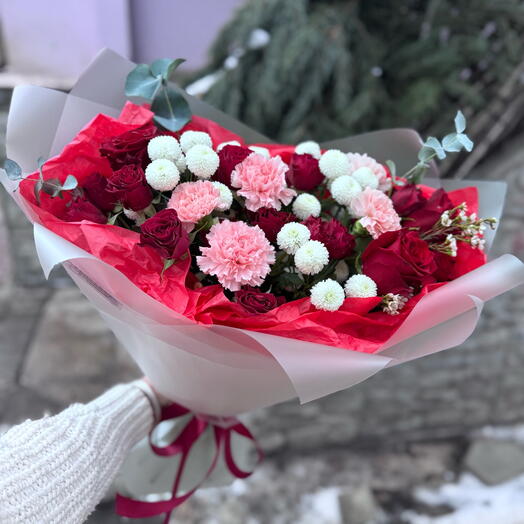 Букет с красной кустовой розой