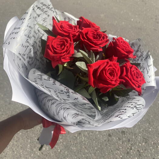 Букет из 7 красных роз и зелени