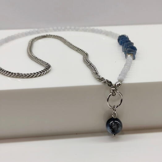 Асимметричное колье из голубого агата и кианита