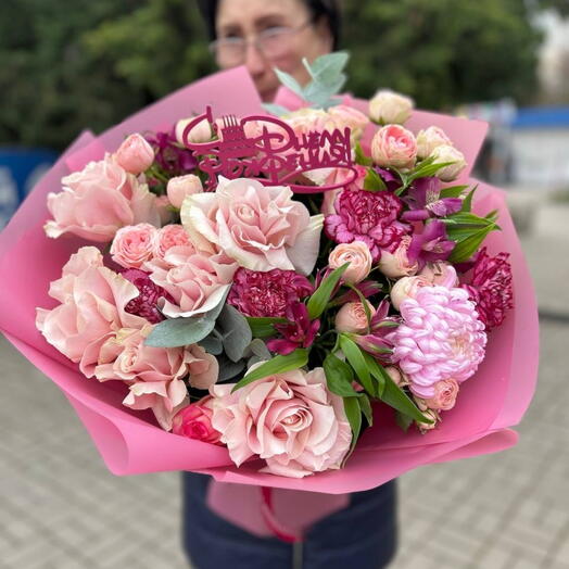 Фантастический букет из ажурных роз, кустовых роз, эвкалипта