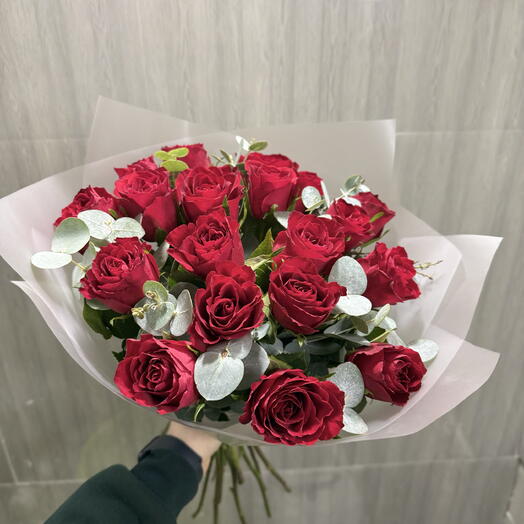 Букет роз с эвкалиптом