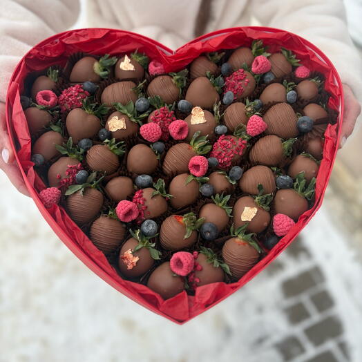 Сердце XXL с клубникой в шоколаде