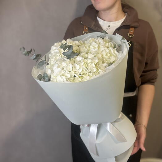 3 белые гортензии