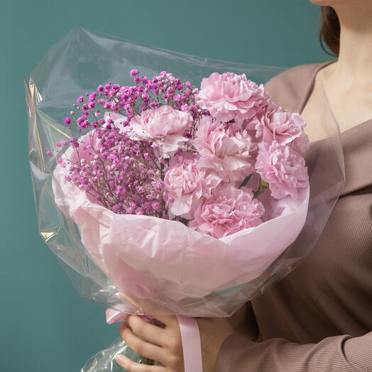 Яркий Розовый туман. Гвоздики и гипсофила