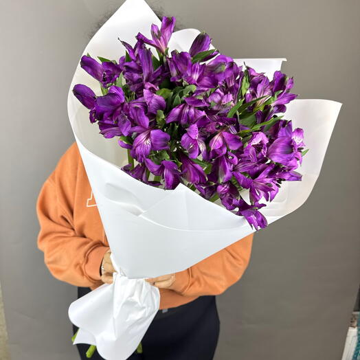 9 фиолетовых альстромерий в упаковке