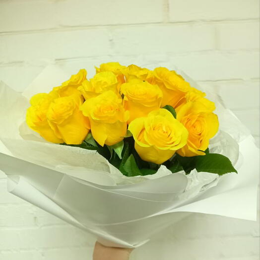 Букет из 15 желтых роз в воздушном облаке