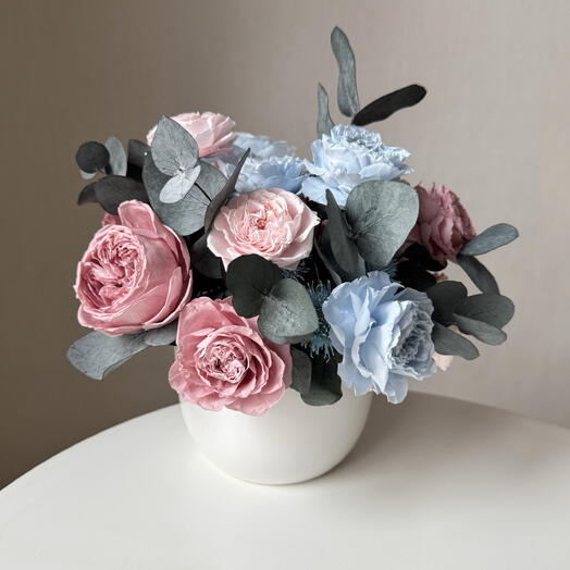 Композиция с пионовидными стабилизированными розами