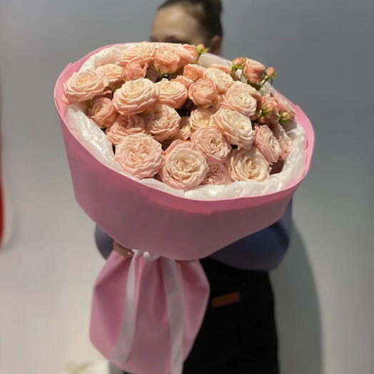 Ramo de rosas de arbusto en un diseño delicado