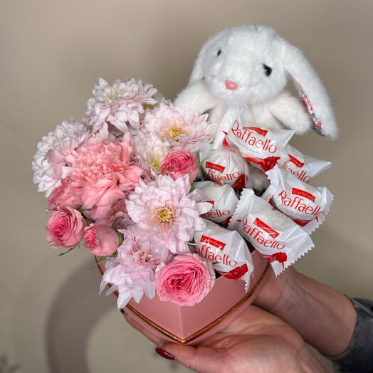 Коробка сердце с игрушкой и конфетами