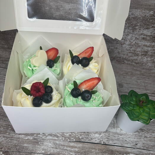 Ванильные капкейки снежно крем чиз🧁с ягодами(клубника,голубика)(наборе 4шт)
