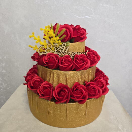 Золотой торт из мыльных роз с топом "С 8 марта!" и искуственной мимозой
