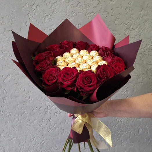 Букет из красных роз и шоколада Ferrero Rocher