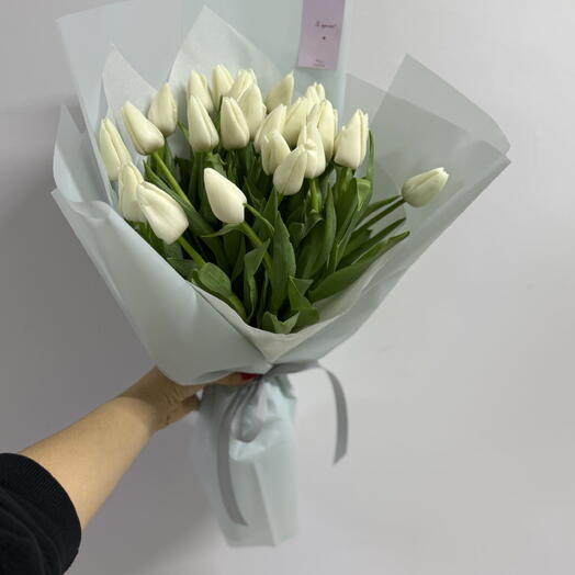 Букет тюльпаны белые в голубой упаковке М 25 Шт