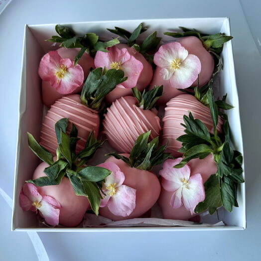 Клубника в розовом шоколаде с цветами 🌷