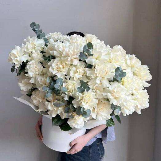 Французские  белые розы в коробке