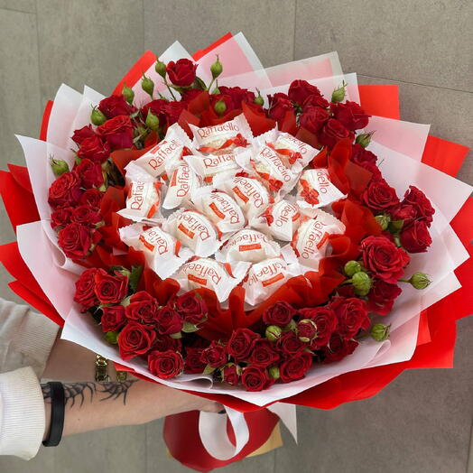 Букет из красной кустовой розы с рафаэлло