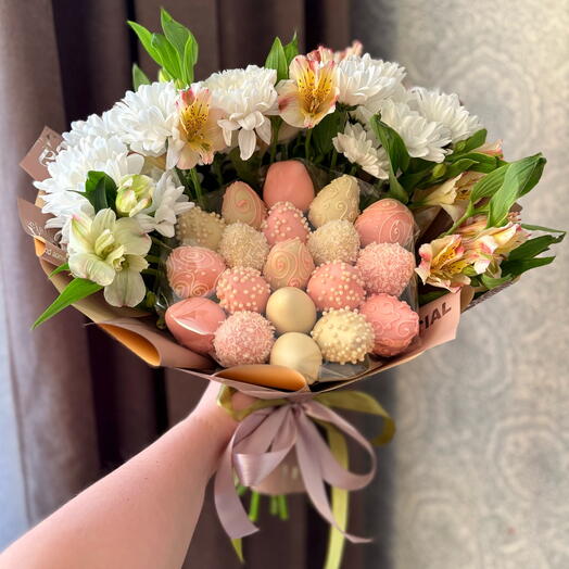 Цветочный микс с клубникой в шоколаде