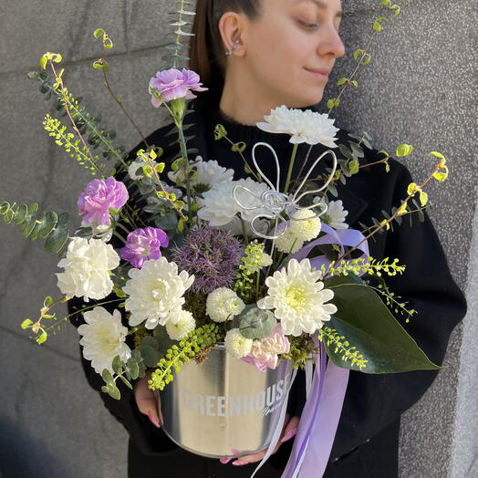Композиция в металлической банке: аллиум, антуриум лист, хризантема Алтай, гвоздика, тиласпи, эвкалипт
