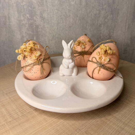 Пасхальная тарелка с кроликом и декоративные яйца