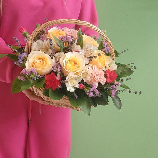 Корзина с розами и ароматным лавандином