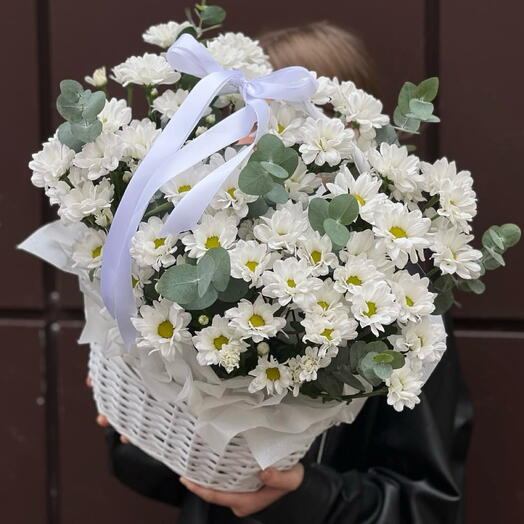Корзина с цветами с хризантемами