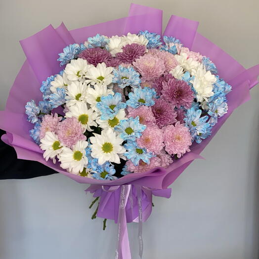 Яркий букет из 17 разноцветных хризантем на день рождения  «Краски лета»