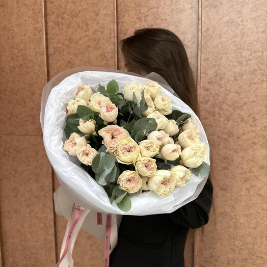 Монобукет из кустовых роз с эвкалиптом