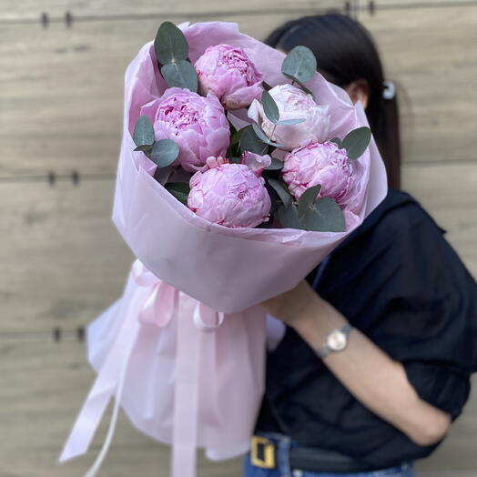 Букет розовых пионов с эвкалиптом 🌸