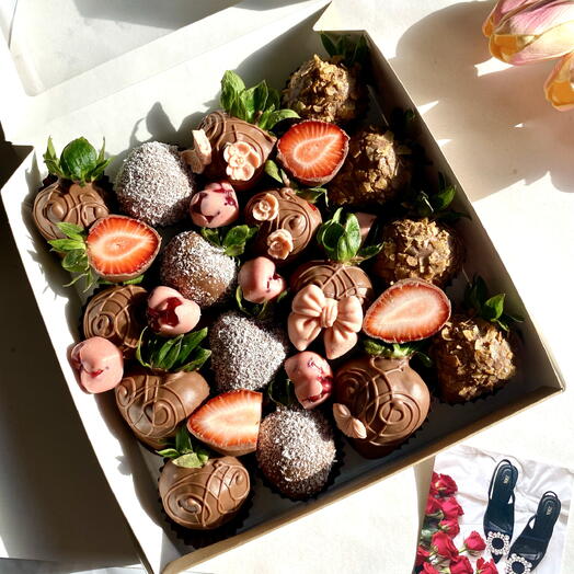 Клубника в молочном и розовом шоколаде 16 шт