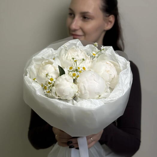 Букет белые пионы и ромашки (танацетум)