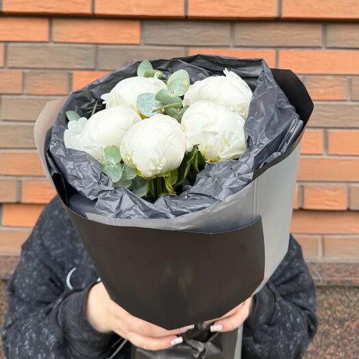 Монобукет из 5 белых пионов